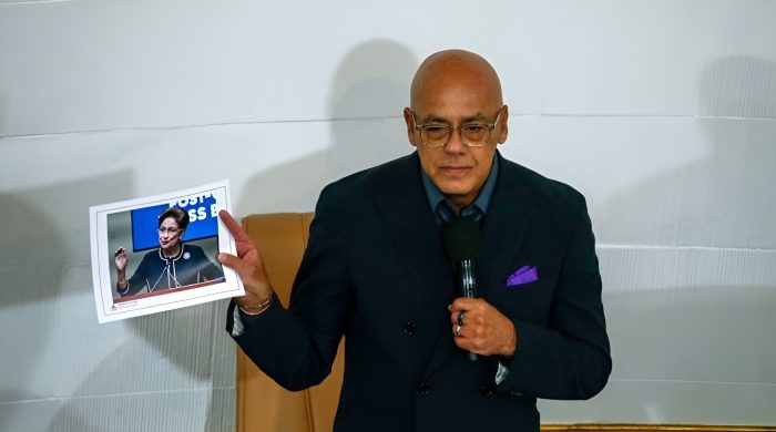 ভেনেজুয়েলা, ত্রিনিদাদ অ্যান্ড টোবাগো, কমলা পার্সাদ-বিসসেসা, নিকোলাস মাদুরো, মার্কিন নৌবাহিনী, আন্তর্জাতিক রাজনীতি, ক্যারিবীয় সংকট