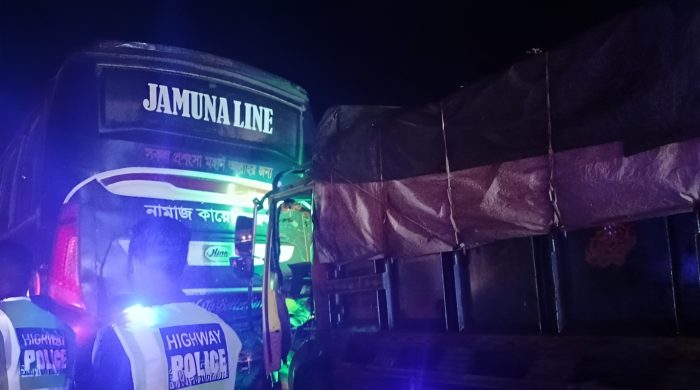 ফরিদপুর দুর্ঘটনা, বাসে ট্রাক ধাক্কা, নিহত ২ আহত ৫, ভাঙ্গা এক্সপ্রেসওয়ে