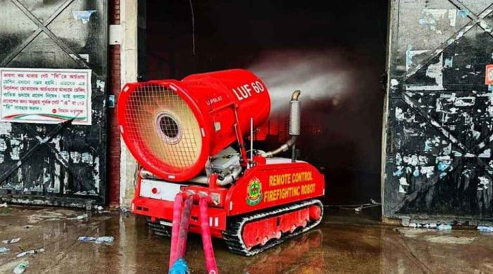 শাহজালাল বিমানবন্দরে আগুন, বিমানবন্দর অগ্নিকাণ্ড, ফায়ার সার্ভিস রোবট, ঢাকা বিমানবন্দর খবর, কার্গো ভিলেজ ফায়ার