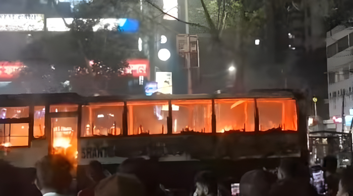 ধানমন্ডি বাসে আগুন, ল্যাবএইড হাসপাতাল, ফায়ার সার্ভিস, ঢাকা অগ্নিকাণ্ড, বাসে অগ্নিকাণ্ড