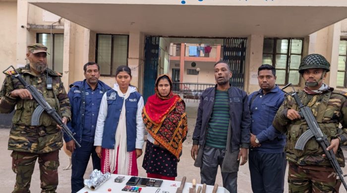 মঠবাড়িয়া সেনা অভিযানে মাদক ও অস্ত্রসহ স্বামী -স্ত্রী আটক